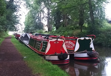 traditional working narrowboats with traditional sterns