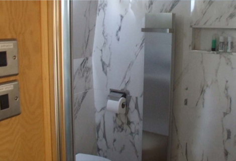 Art Deco wide-beam wet room