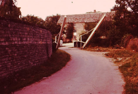 manual bridge over canal for cottagers Oxford canal