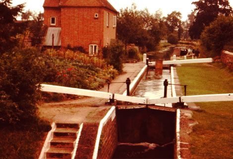 sophie 3 - CanalsOnline Magazine lock on the Oxford Canal