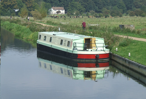 winter 25 - mooring just below lock - CanalsOnline Magazine Art Deco moored below lock