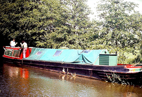 keeping to the middle of canal - CanalsOnline Magazine working barge against canal bank