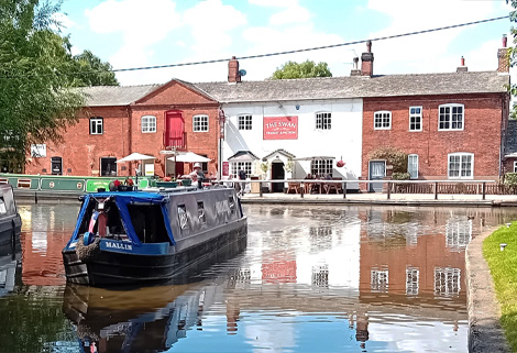 Fradley Junction: the boat is leaving the Trent and Mersey and entering the Coventry - CanalsOnline Magazine