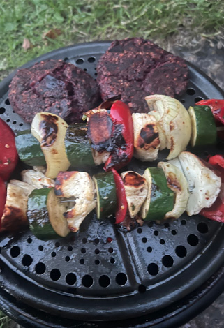 beef burgers with halloumi skewers